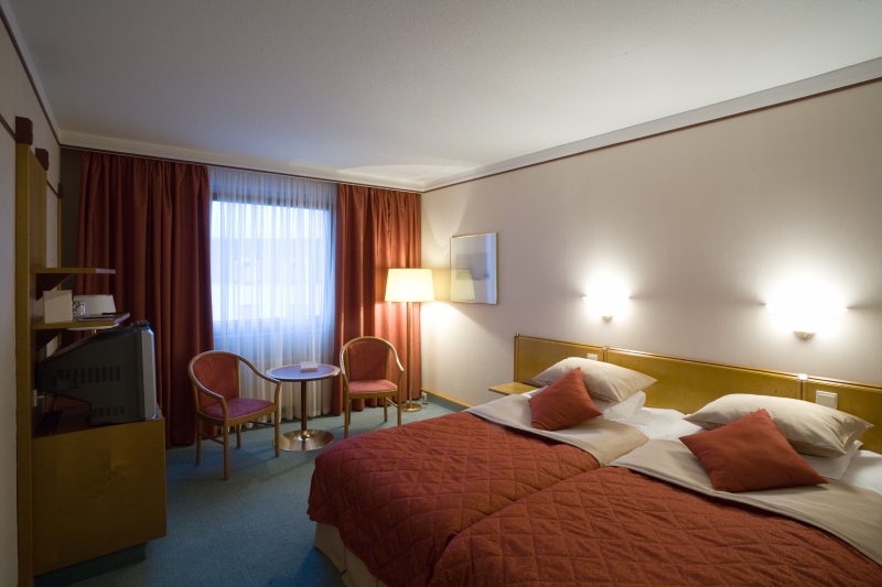 hotellrum med två sängar